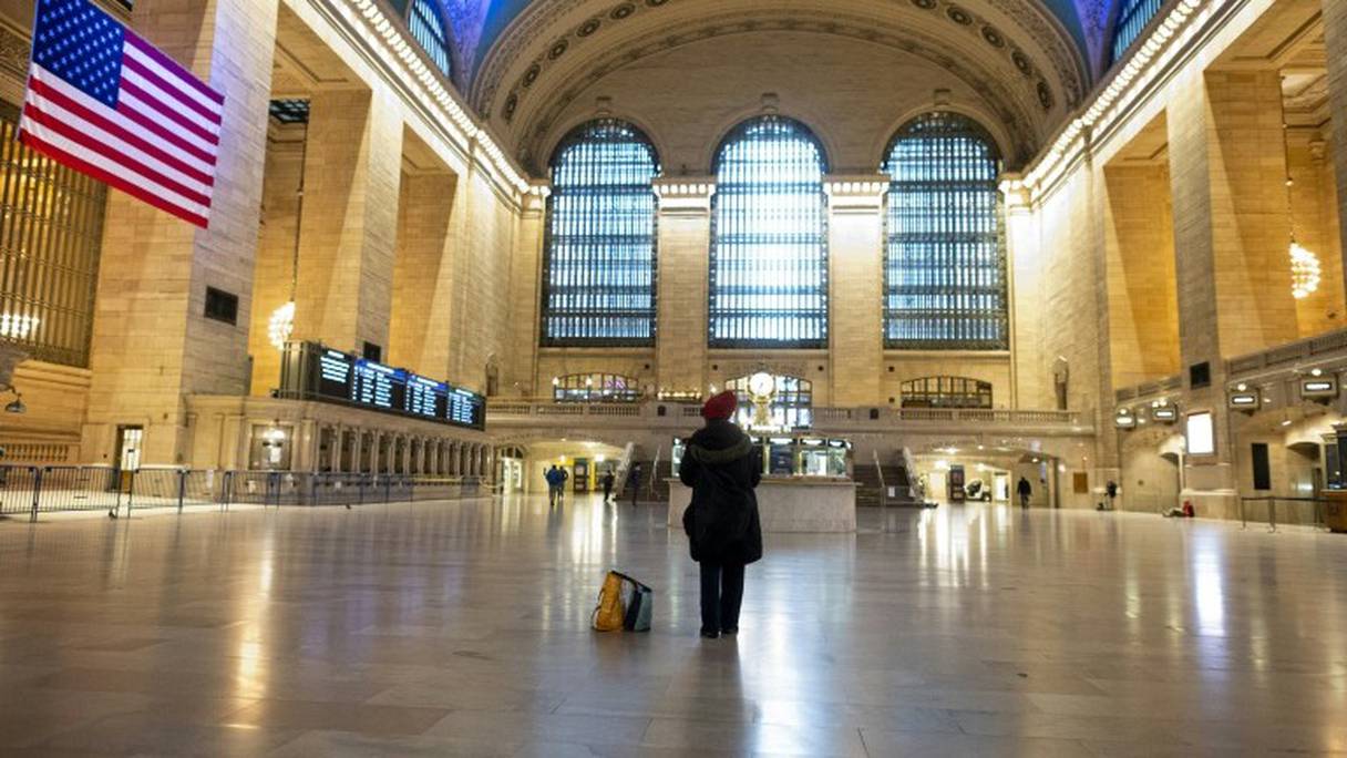 Une femme dans le hall désert de la gare de Grand Central Station, à New York, le 24 avril 2020.
