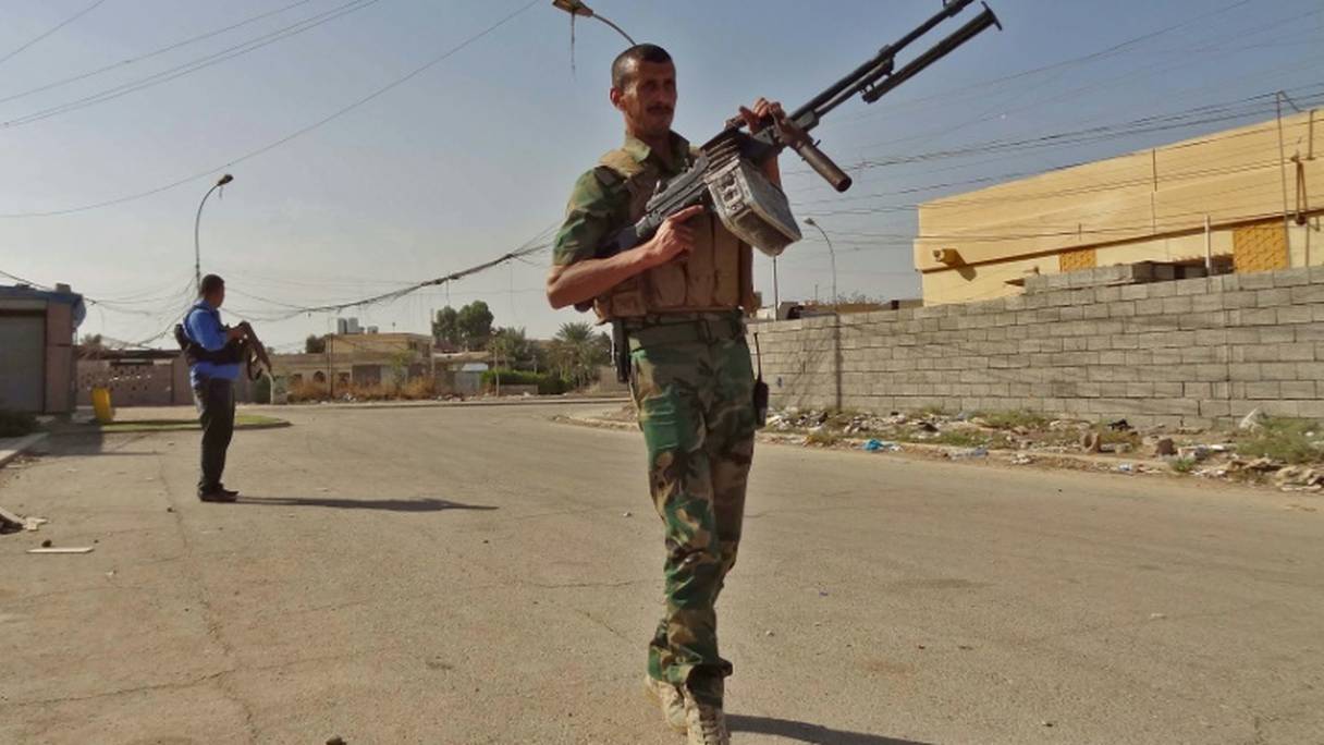 La police irakienne (derrière) et les forces kurdes se déploient dans un quartier de Kirkouk le 21 octobre 2016.
