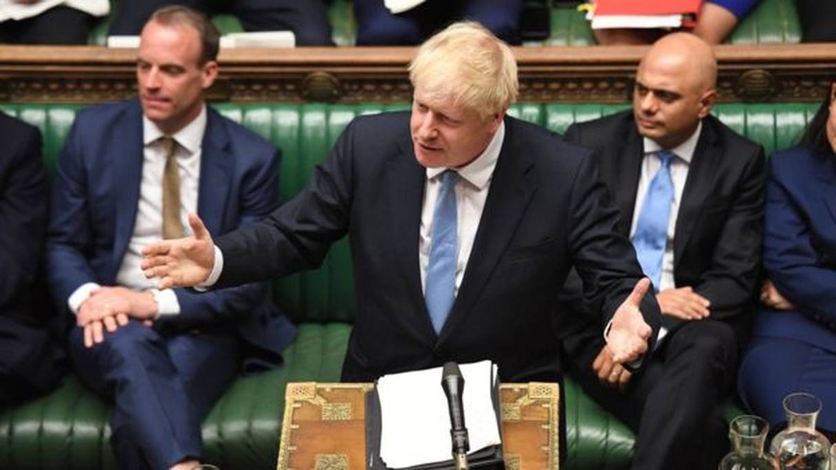 Le nouveau Premier ministre britannique, Boris Johnson, et Dominic Raab (à gauche), ministre des Affaires étrangères, au Parlement, à Londres. 
