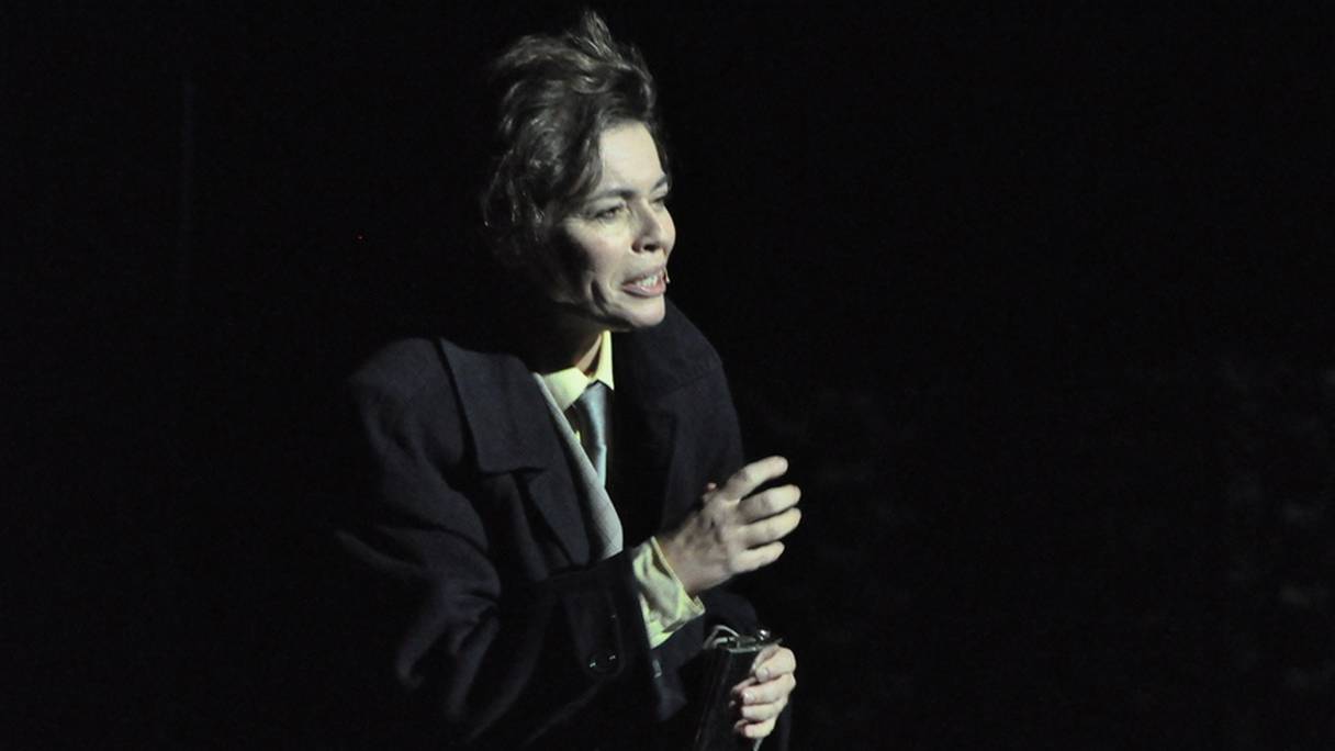 Sophia Hadi, dans la peau de Jean-Baptiste Clamence, personnage principal de La Chute, d'Albert Camus. 
