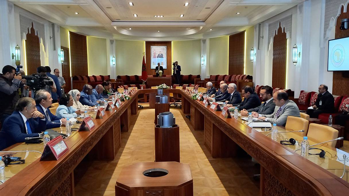 Rachid Talbi Alami, président de la Chambre des représentants, et Fortune Zephania Charumbira, président du Parlement panafricain, ont coprésidé une réunion, lundi 26 septembre 2022 à Rabat.
