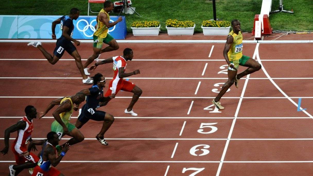 L'athlète jamaïcain Usain Bolt remporte la finale olympique du 100 mètres au Nid d'oiseau de Pékin le 16 août 2008
