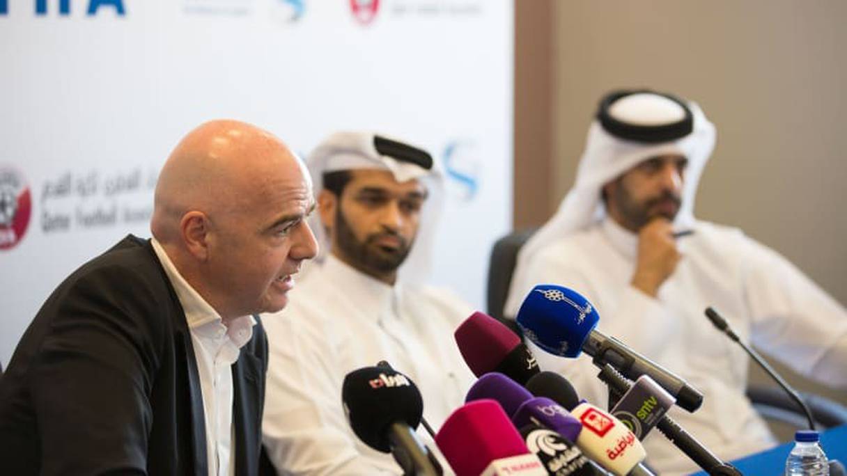 Gianni infantino, président de la FIFA, avec les dirigeants du football qatari.
