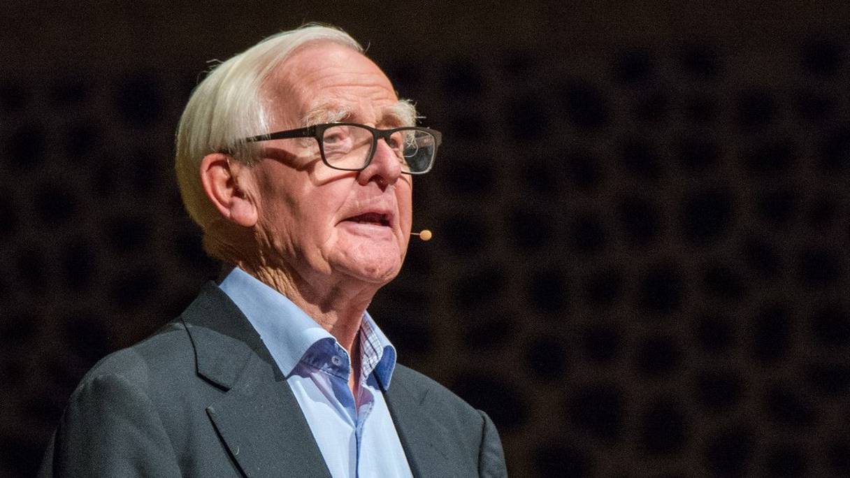 John Le Carré (1931-2020), en conférence à Hambourg (Allemagne), le 17 octobre 2017. 
