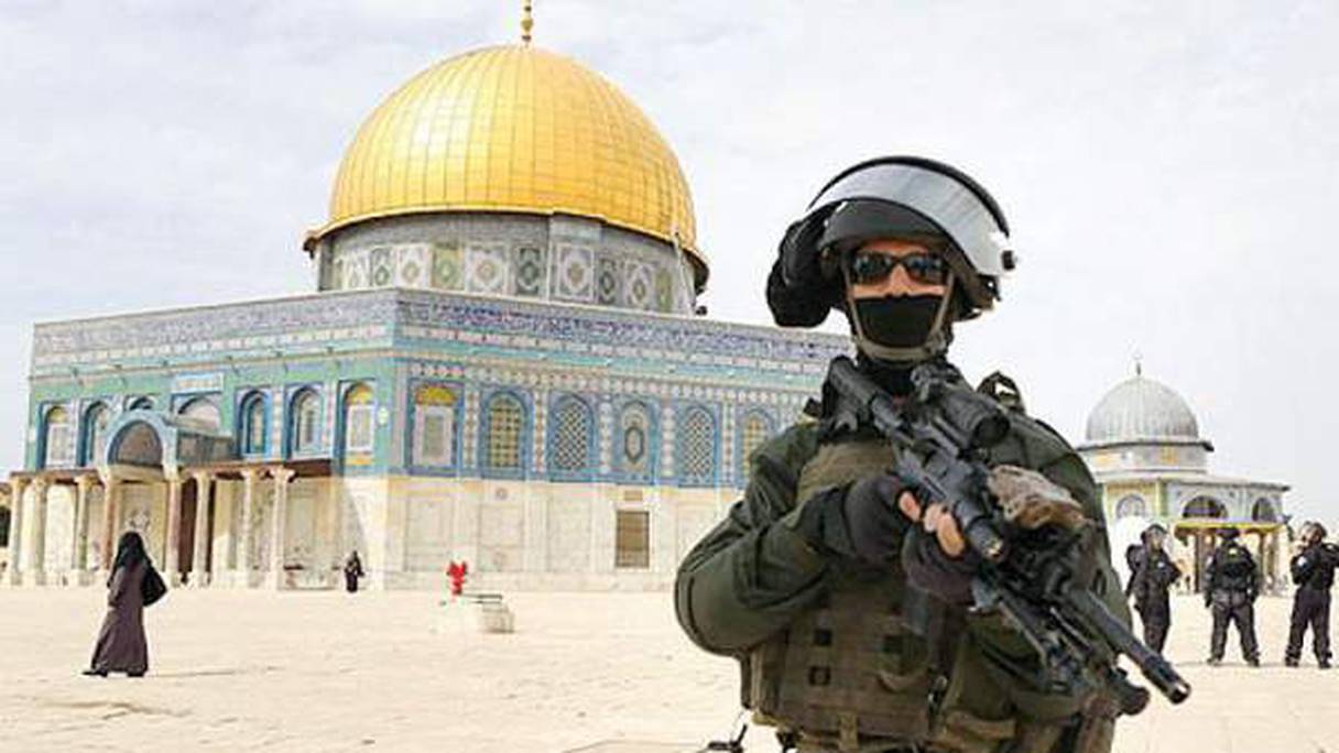 Il est très rare que des policiers pénètrent à l'intérieur de la mosquée Al-Aqsa, troisième lieu saint de l'islam.
