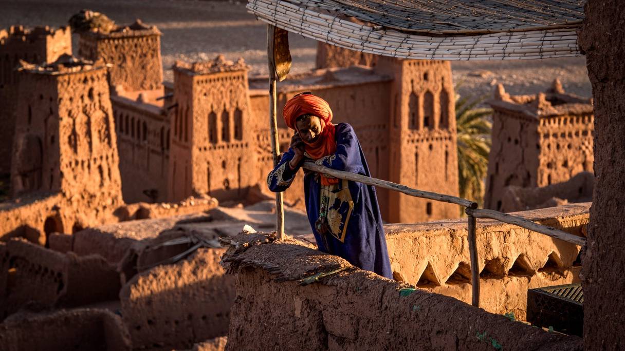 Un homme se tient au sommet de la Kasbah d'Aït Ben Haddou, où des scènes de la série télévisée à succès HBO «Game of Thrones» ont été filmées, à environ 32 kilomètres au nord-ouest de Ouarzazate, le 27 janvier 2020. 

