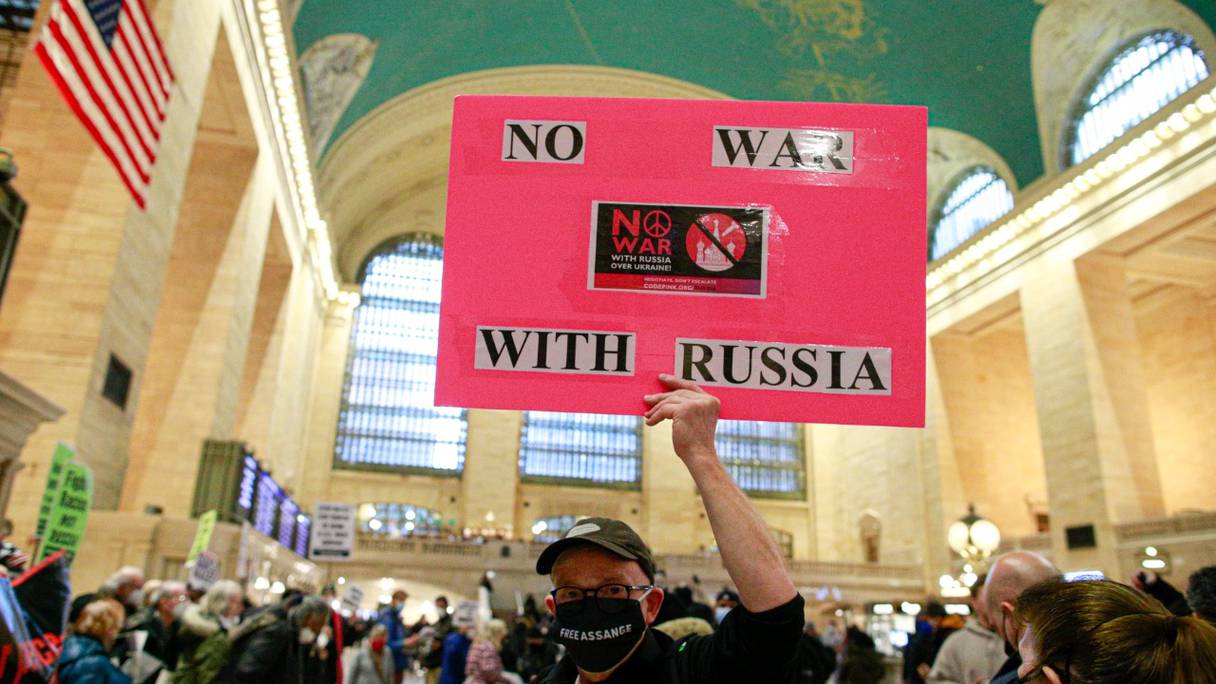 Un manifestant tient une pancarte au cours d'une manifestation d'opposition à une guerre américaine avec la Russie au sujet de l'Ukraine, au Grand Central Terminal dans le quartier de Manhattan, à New York, le 19 février 2022.
