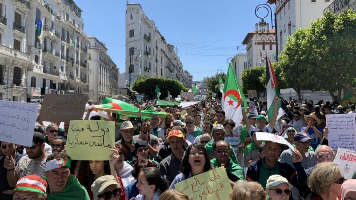 Slogans et pancartes contre Gaïd Salah lors d'une manifestation en Algérie.
