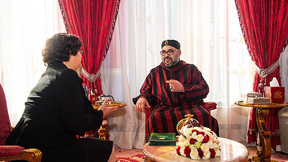 Le roi Mohammed VI recevant Latifa Akharbach, qu'il a nommée présidente de la Haute autorité du conseil supérieur de la communication audiovisuelle (HACA).
