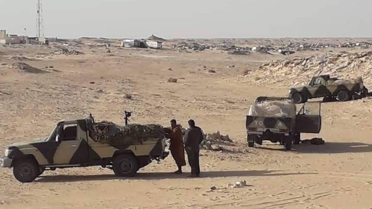 Des véhicules militaires du Polisario dans les parages du passage d'El Guerguerat.
