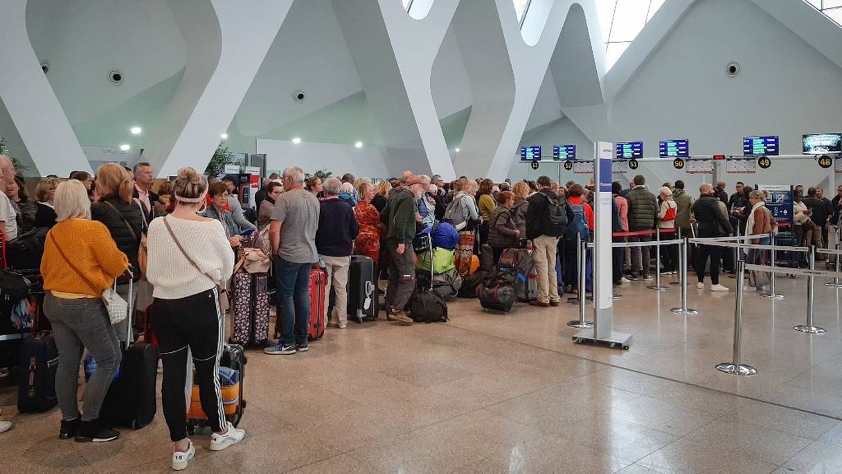 Des touristes attendant leur départ à l'aéroport de Marrakech.
