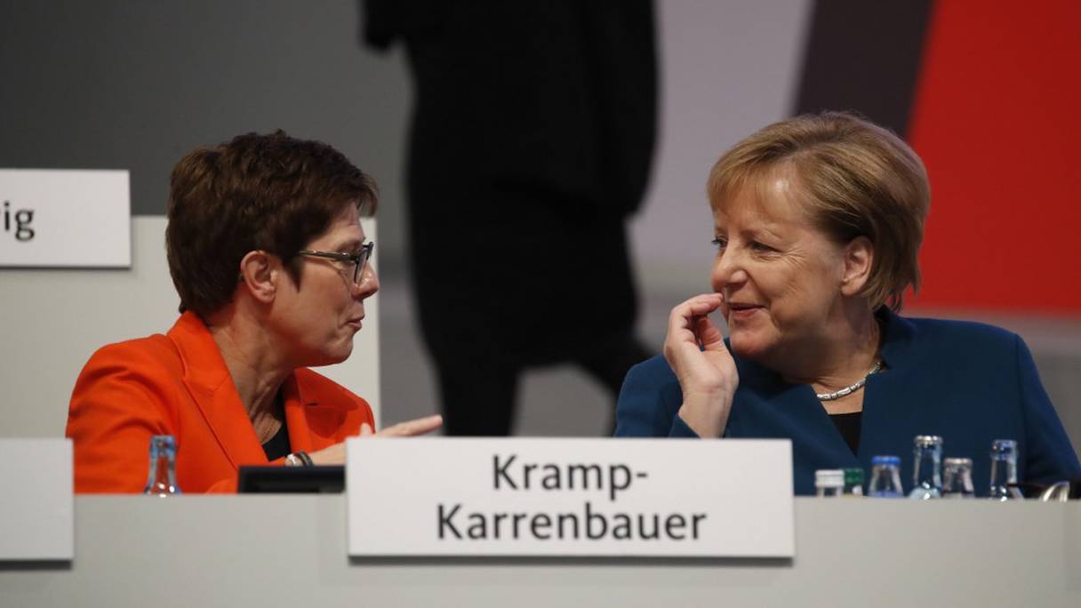 La chancelière allemande Angela Merkel et la leader des Démocrates-Chrétiens de la CDU, Annegret Kramp-Karrenbauer, le 23 novembre 2019 à Leipzig, dans l'Est de l'Allemagne. 
