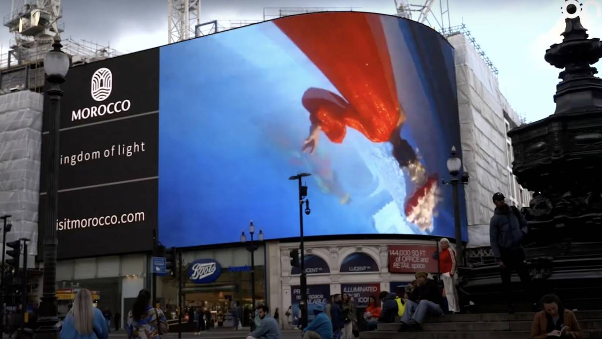 «Terre de Lumière», la campagne de promotion de la destination Maroc, s'affiche sur un écran géant de la place Picadilly Circus, à Londres.
