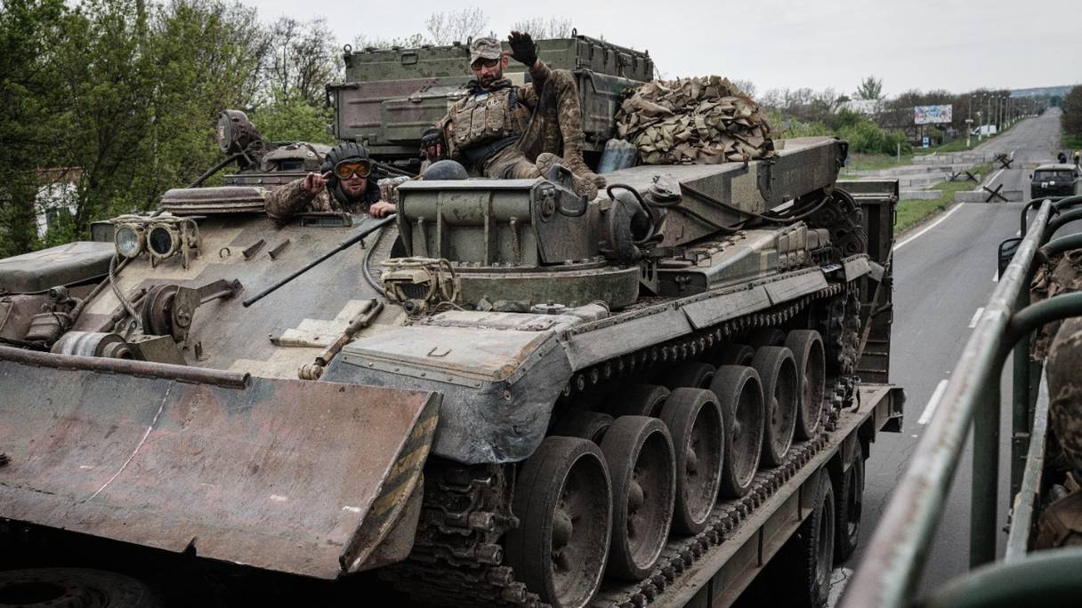 Un véhicule blindé de l'armée ukrainienne, transporté sur une remorque près de Kramatorsk, dans l'est de l'Ukraine, le 30 avril 2022.
