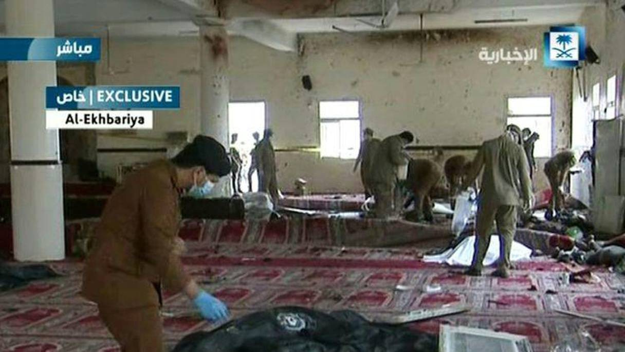 Une capture d'écran de la télévision Saudi Al-Ekhbaria du 6 août 2015 montre des forces de sécurité saoudiennes inspectant la mosquée frappée par un attentat-suicide.

