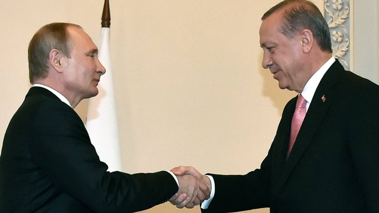 Le président russe Vladimir Poutine (g) et son homologue turc Recep Tayyip Erdogan, le 9 août 2016 à Saint-Pétersbourg.
