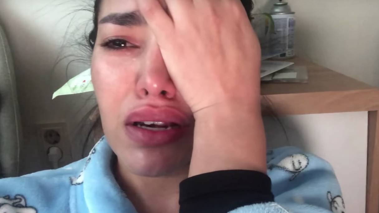 Sara Jo, youtubeuse marocaine, dit avoir été victime d'une erreur médicale en Corée du Sud, et l'a dénoncée dans une vidéo (capture d'écran). 

