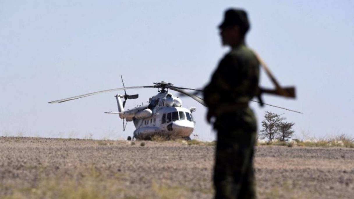 Un hélicoptère des Nations unies atterrissant dans un champ devant un membre du Front Polisario, le 5 mars 2016, à Bir-Lahlou.
