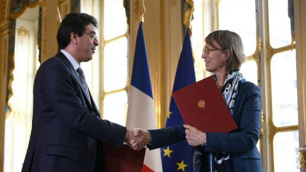 La ministre de la Culture française Françoise Nyssen et son homologue saoudien Awwad al-Awwad lors de la signature d'accords culturels entre leurs pays le 9 avril 2018 à Paris.
