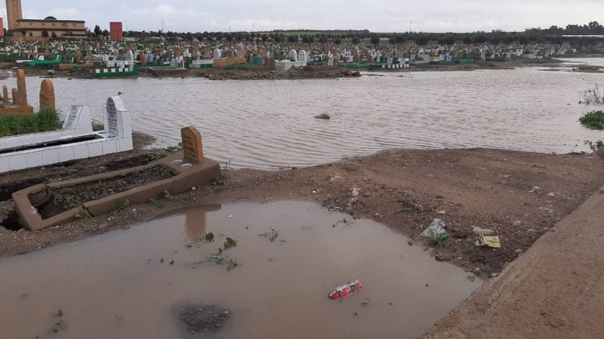 Le cimetière Al Ghofrane de Casablanca, victime des pluies diluviennes.
