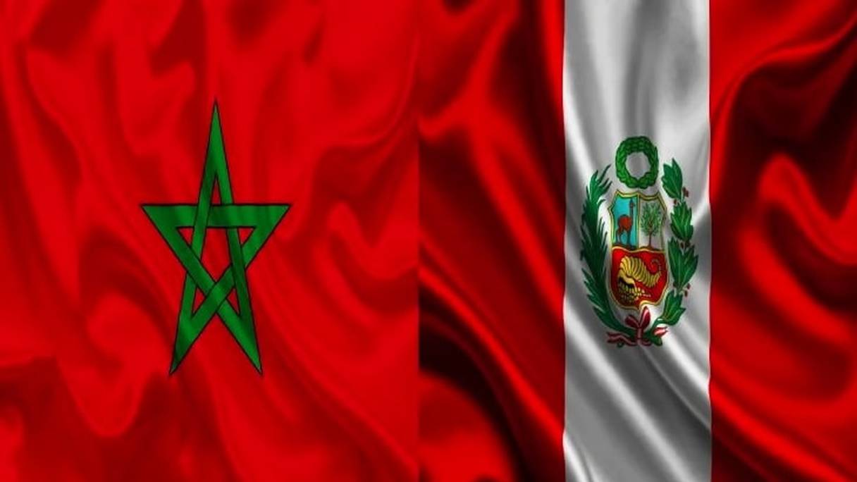 Drapeaux du Maroc et du Pérou.
