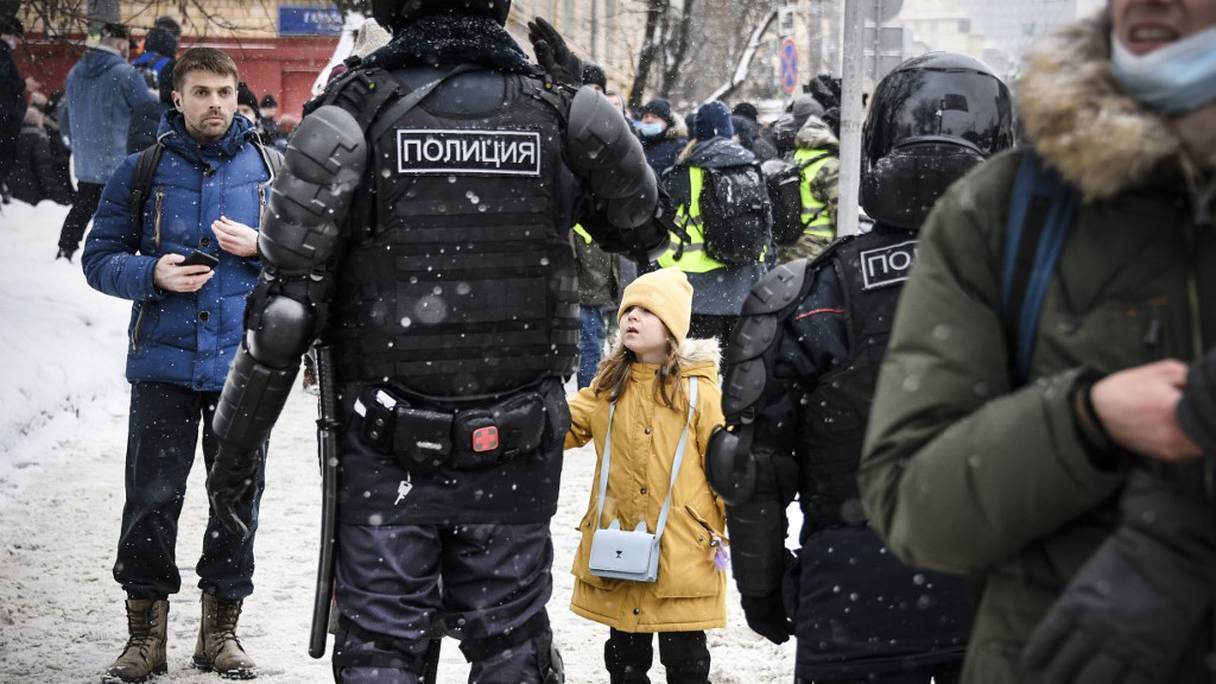 Des manifestants parlementent avec la police anti-émeute, prête à charger, lors d'un rassemblement de soutien au chef de l'opposition emprisonné Alexeï Navalny, à Moscou, le 31 janvier 2021. 
