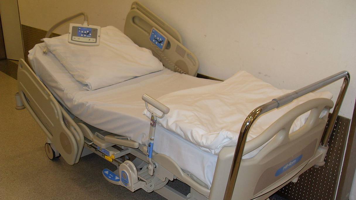 Un lit médicalisé: automatisé, il comporte des commandes électroniques.

