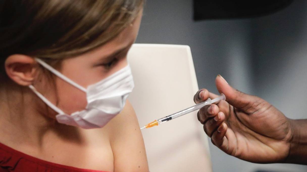 Une enfant  reçoit une dose du vaccin Pfizer/BioNTech contre le Covid-19, le vendredi 17 décembre, à Paris. 
 
