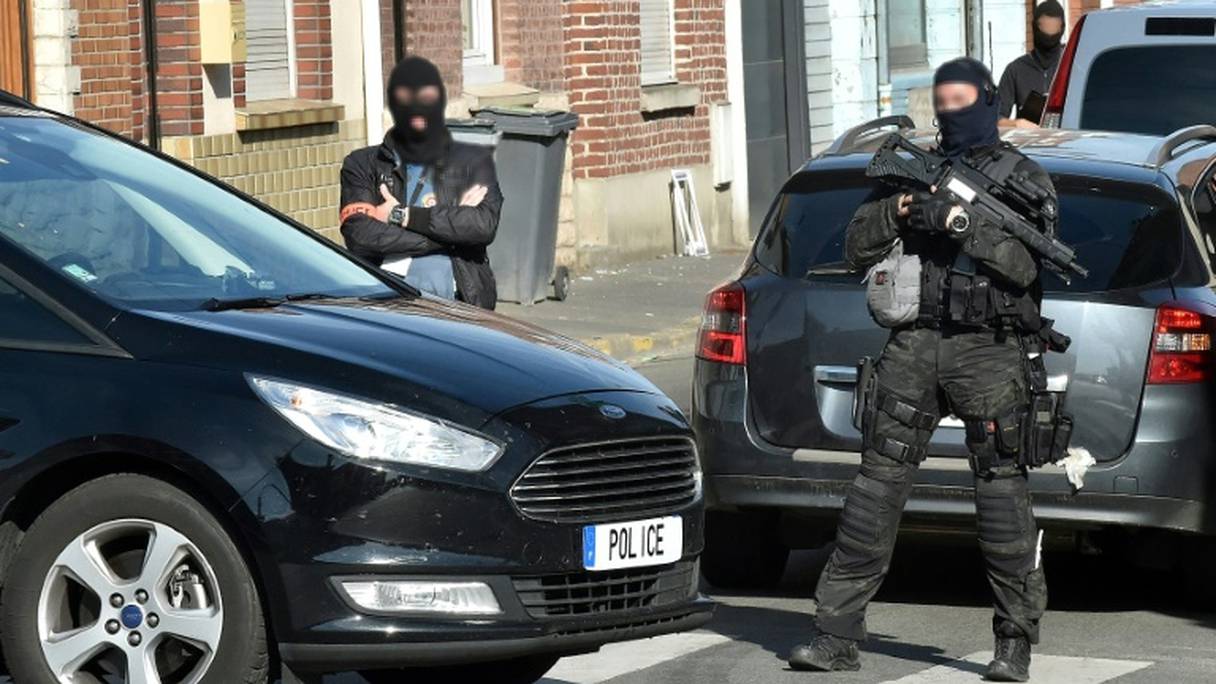 Les policiers à Wattignies, dans le nord de la France où un homme a été arrêté dans le cadre d'une opération antiterroriste, le 5 juillet 2017.
