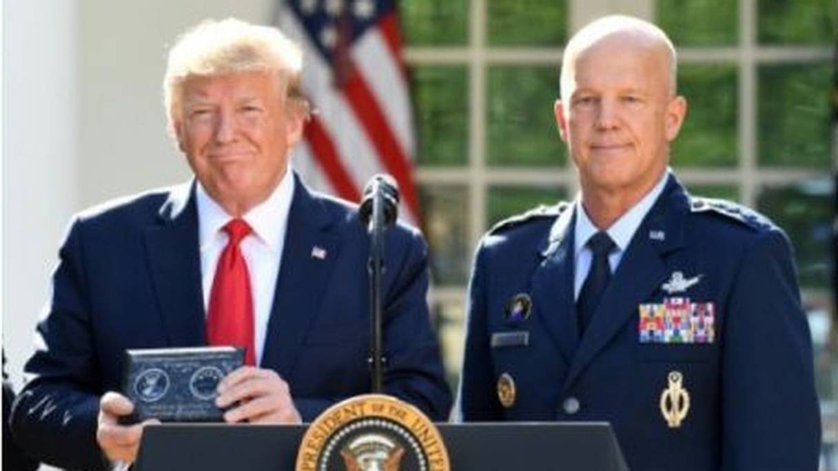 Donald Trump et le général John Raymond, chef du commandement militaire de l'espace, à Washington, le 29 août 2019. 
