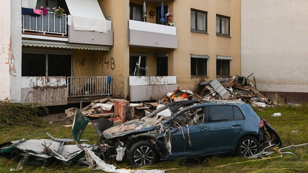Une voiture endommagée est photographiée à côté de débris, à Bad Neuenahr-Ahrweiler, dans l'ouest de l'Allemagne, le 17 juillet 2021, suite aux inondations dévastatrices qui ont aussi affecté d'autres parties de l'Europe occidentale.
