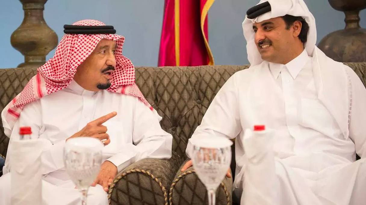De g à d: le roi d'Arabie saoudite, Salmane ben Abdelaziz Al Saoud et l'émir du Qatar, cheikh Tamim bin Hamad al-Thani
