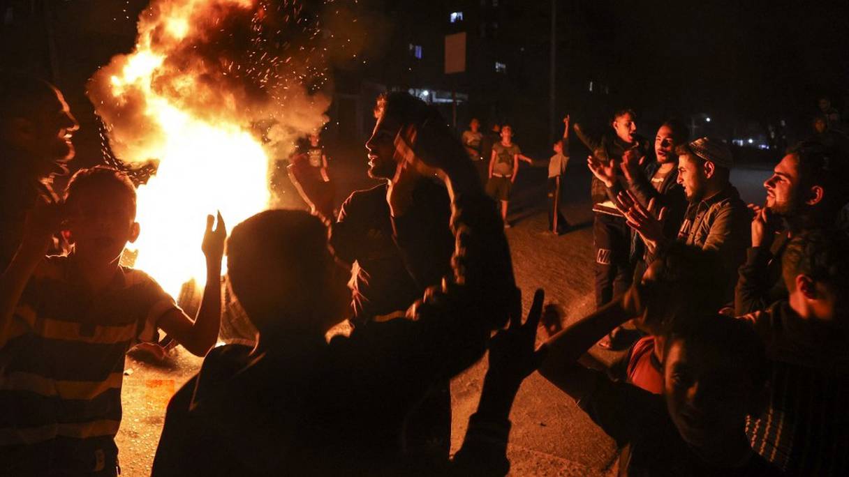 Les Palestiniens scandent des slogans alors qu'ils brûlent des pneus lors d'un rassemblement de soutien aux manifestants à Jérusalem, le 24 avril 2021, dans la bande de Gaza.
