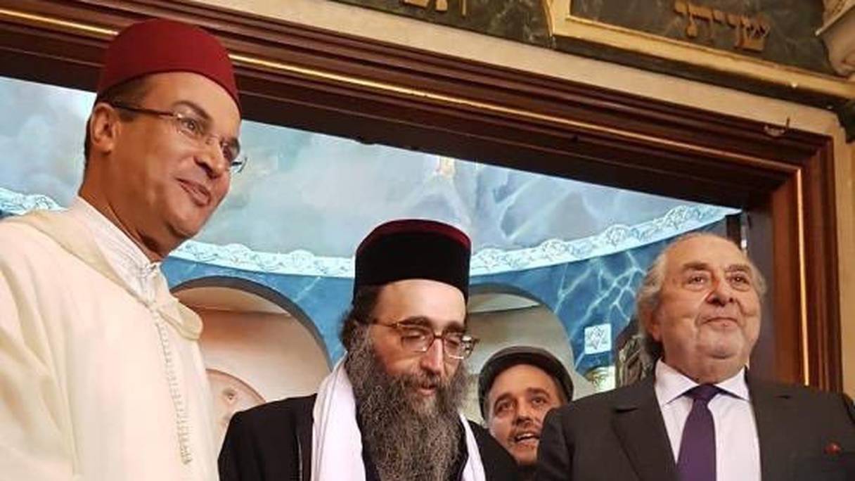 Le nouveau grand rabbin du Maroc entouré de Saïd Ahmidouch et Serge Berdugo.
