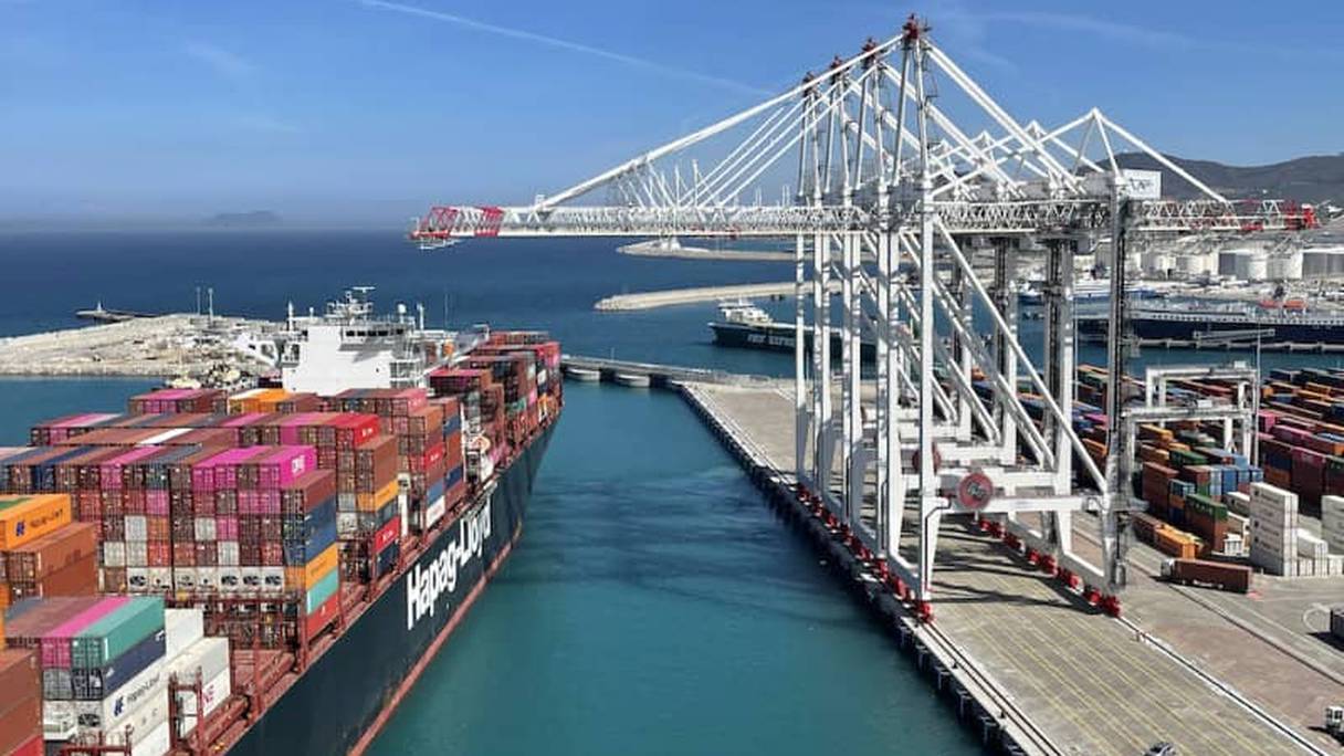 Le port de Tanger Med, classé 23e au niveau mondial et 1e au niveau du pourtour méditerranéen.
