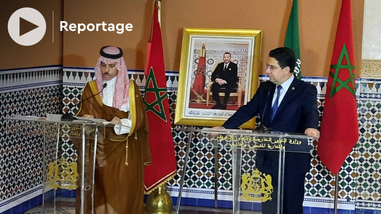 Nasser Bourita, ministre des Affaires étrangères, et son homologue saoudien, le prince Faisal Ben Farhan, mercredi 11 mai 2022 à Marrakech, en marge de la réunion de la Coalition mondiale contre Daech.
