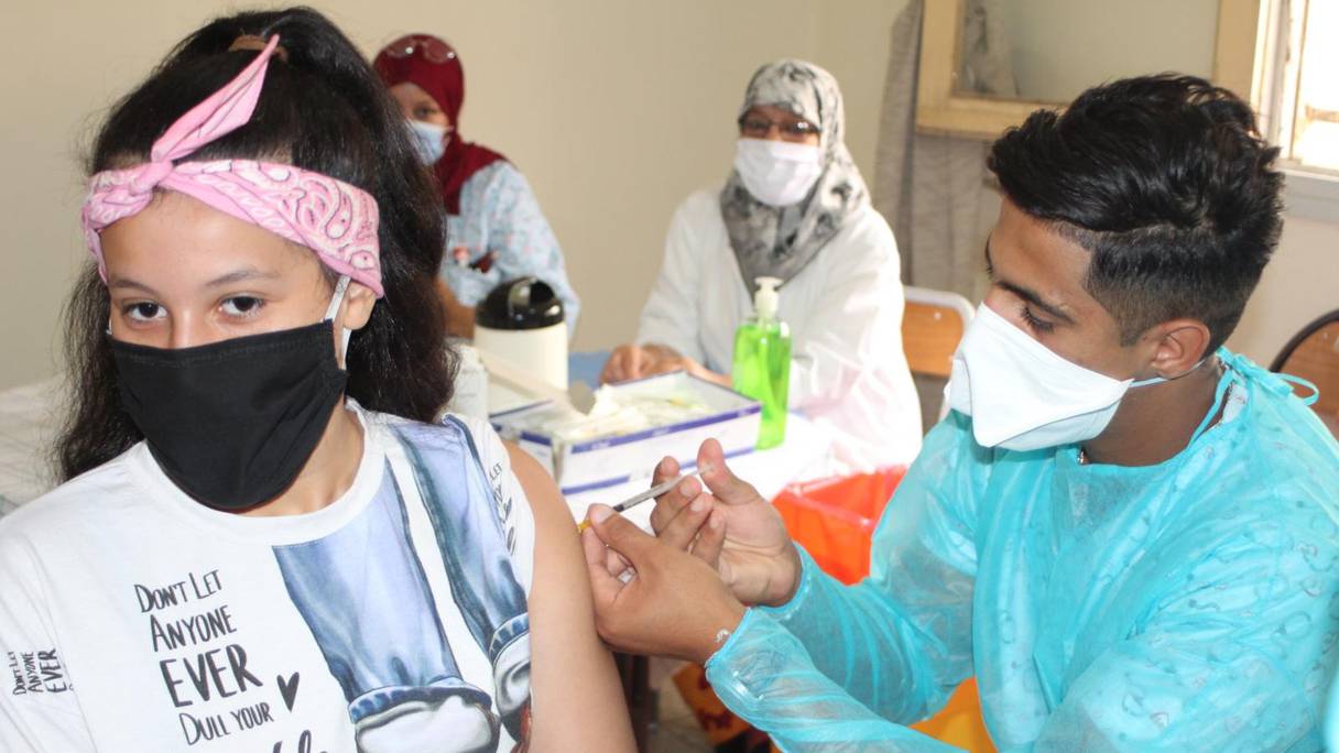 Une adolescente reçoit une première dose d'un vaccin anti-Covid-19 dans un centre de vaccination d'Oujda. L’opération de vaccination des 12-17 ans a débuté dans la région de l’Oriental le 1er septembre 2021.
