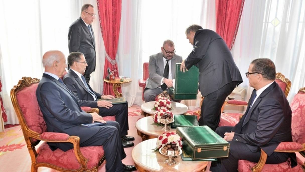 Le roi Mohammed VI lors de la remise par le président de la Cour des comptes, Driss Jettou, de son rapport sur le programme d'Al Hoceima Manarat Al Moutawassit, le 24 octobre 2017.
