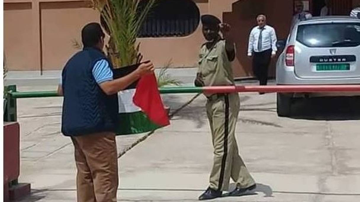 L'activiste pro-Polisario arborant le fanion de la "rasd" devant le consulat marocain à Nouadhibou.
