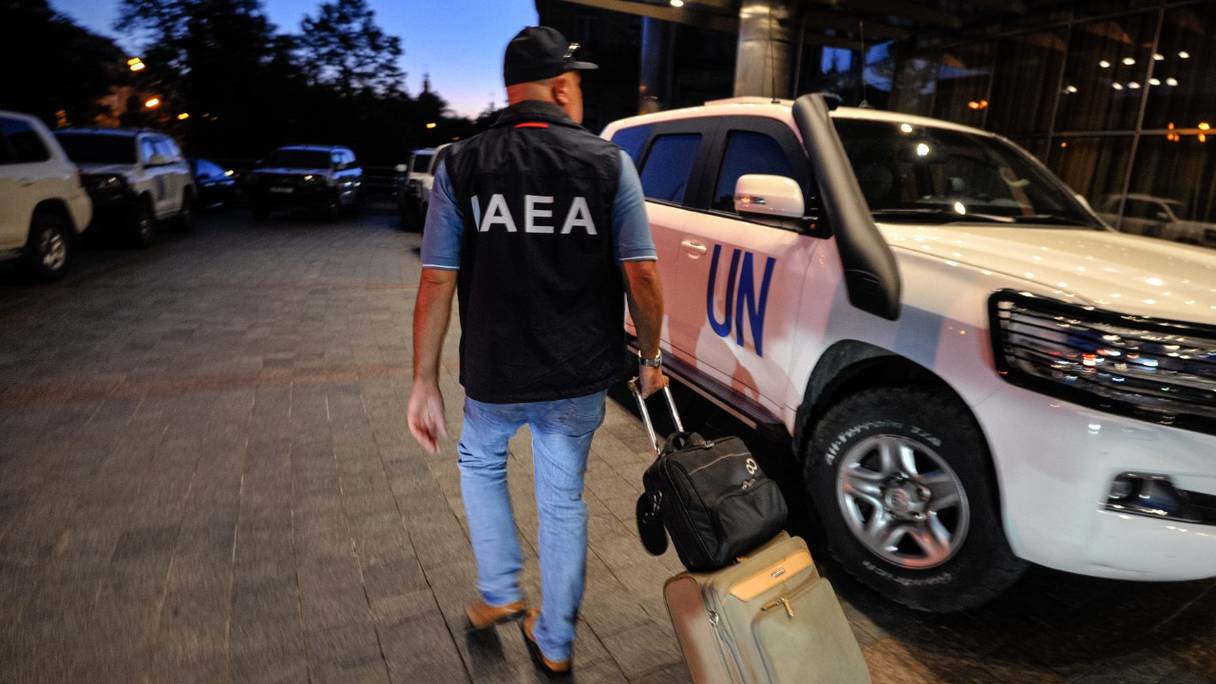 Un membre d'une équipe d'inspection de l'Agence internationale de l'énergie atomique (AIEA), devant l'hôtel Hyatt à Kiev, le 31 août 2022, avant son départ pour la centrale nucléaire de Zaporijjia, dans le sud de l'Ukraine.
