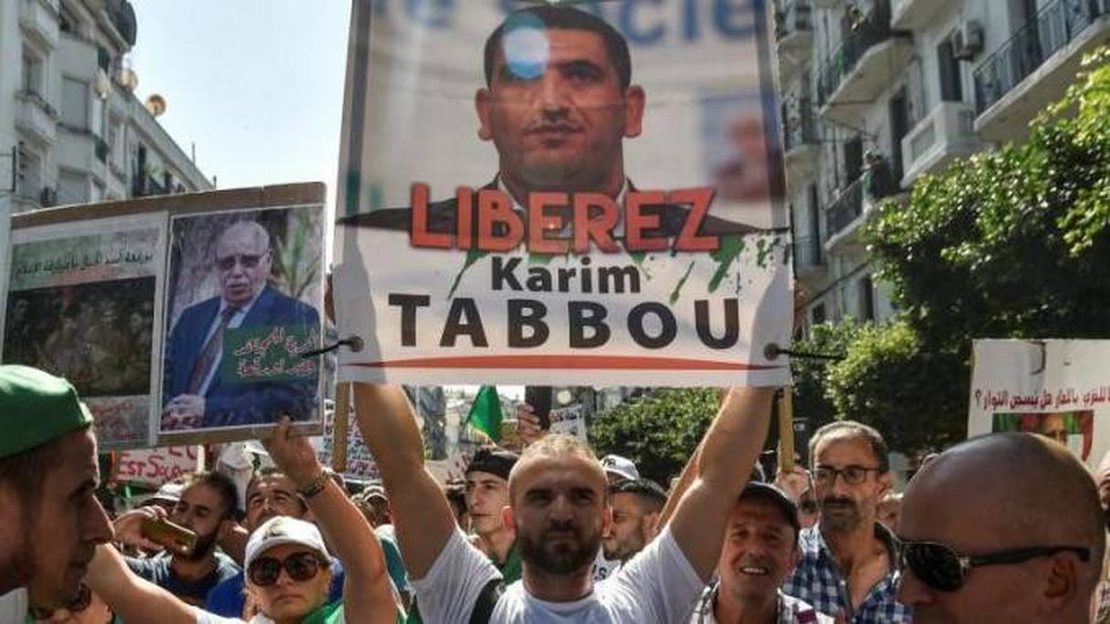 Un protestataire tenant un panneau réclamant la libération de Karim Tabbou lors d'une manifestation à Alger, en 2019.
