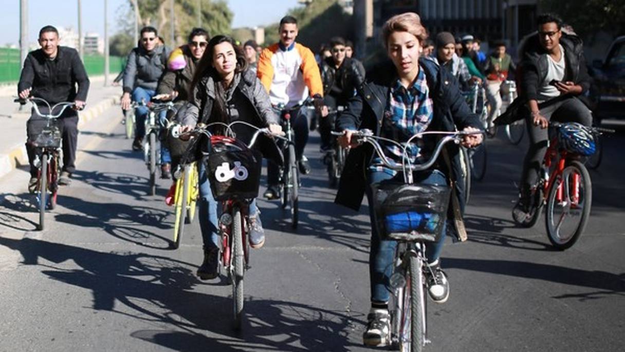 Marina Jaber (au centre à gauche) lors d'une promenade à vélo contre le conservatisme et en faveur de la paix, à Bagdad en Irak
