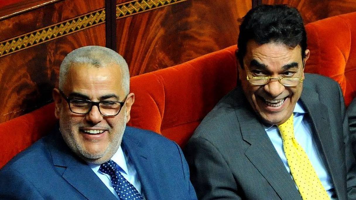 Abdelilah Benkirane et feu Mohamed El Ouafa, tous sourires, dans l'hémicycle, lors d'une séance plénière au Parlement. 
