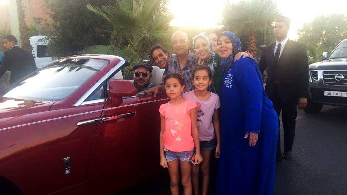 Une des innombrables photographies du roi Mohammed VI en compagnie de citoyens marocains.
