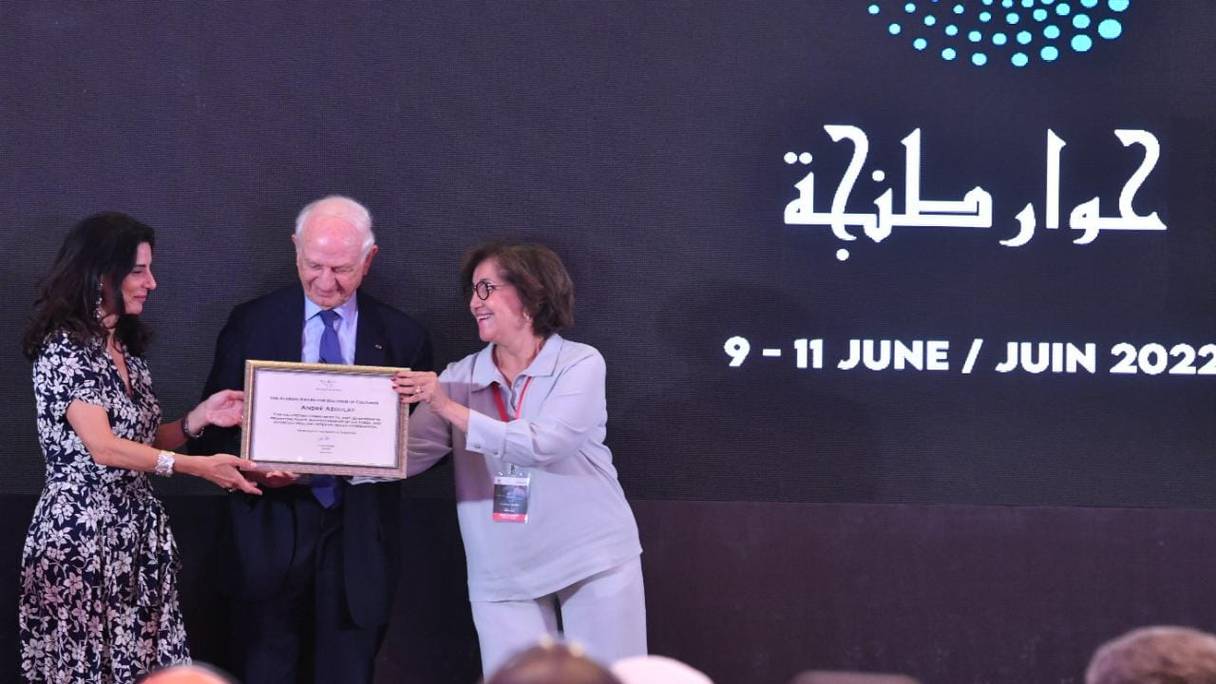 André Azoulay reçoit le prix «Award for lifetime service to Dialogue of cultures», décerné par le projet Aladin lors de la cérémonie d'ouverture de la conférence internationale «Dialogue de Tanger», le 10 juin 2022, à Tanger.
