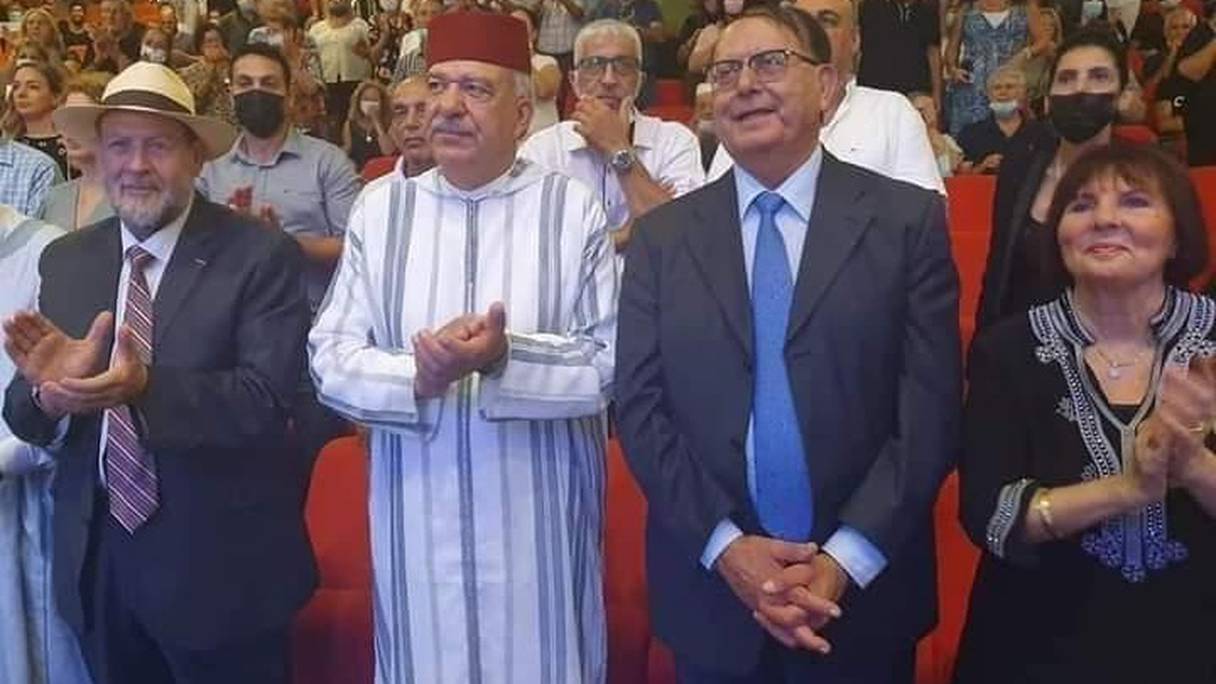 Abderrahim Beyoud (au centre), chef du bureau de liaison du Maroc à Tel Aviv, aux côtés de Jacky Kadoch, président la communauté juive marocaine de Marrakech-Safi (à gauche) lors des célébrations de la fête du Trône, ici à Yokneam, en Israël. 

