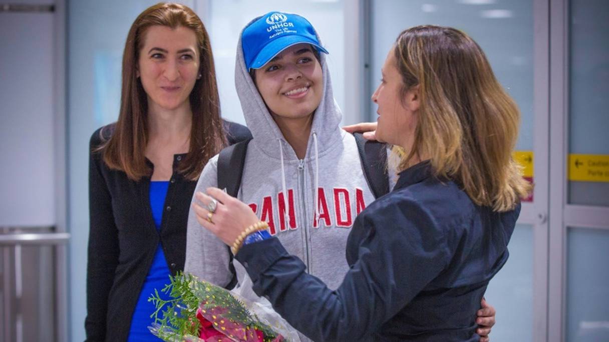 La jeune Saoudienne Rahaf Mohammed al-Qunun (au centre) accueillie à l'aéroport de Toronto, le samedi 12 janvier 2019, par la ministre canadienne des Affaires étrangères Chrystia Freeland (à droite).
