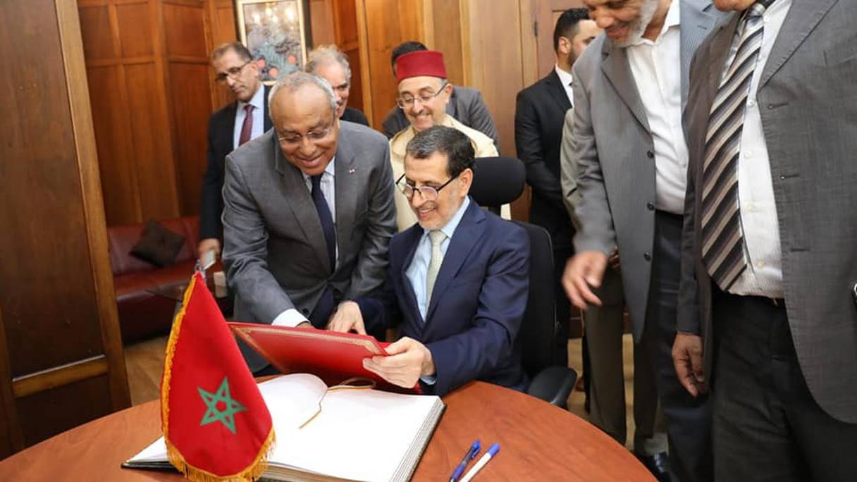 Saad-Eddine El Othmani recevant son diplôme des mains du doyen de la faculté des lettres de Rabat
