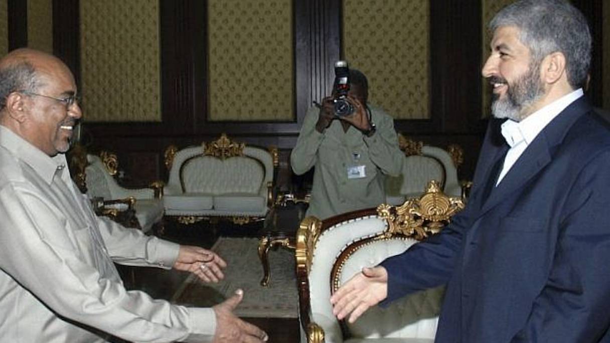 Août 2002, le chef du Hamas Khaled Mashaal rencontre le président soudanais d'alors Omar El-Bechir à Khartoum, Soudan.
