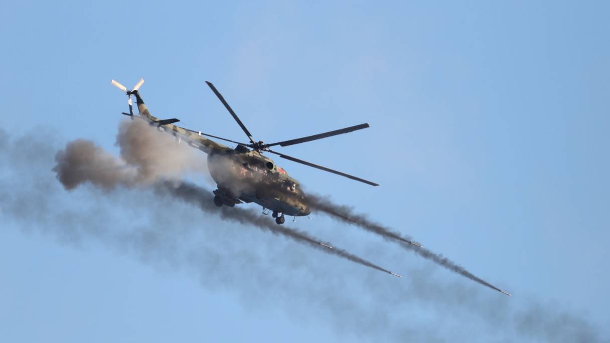 Un hélicoptère tire lors d'exercices conjoints des forces armées de Russie et de Biélorussie lors d'un exercice militaire au champ de tir de Gozhsky dans la région de Grodno, le 12 février 2022, dans le contexte des tensions entre l'Occident et la Russie au sujet de l'Ukraine.
